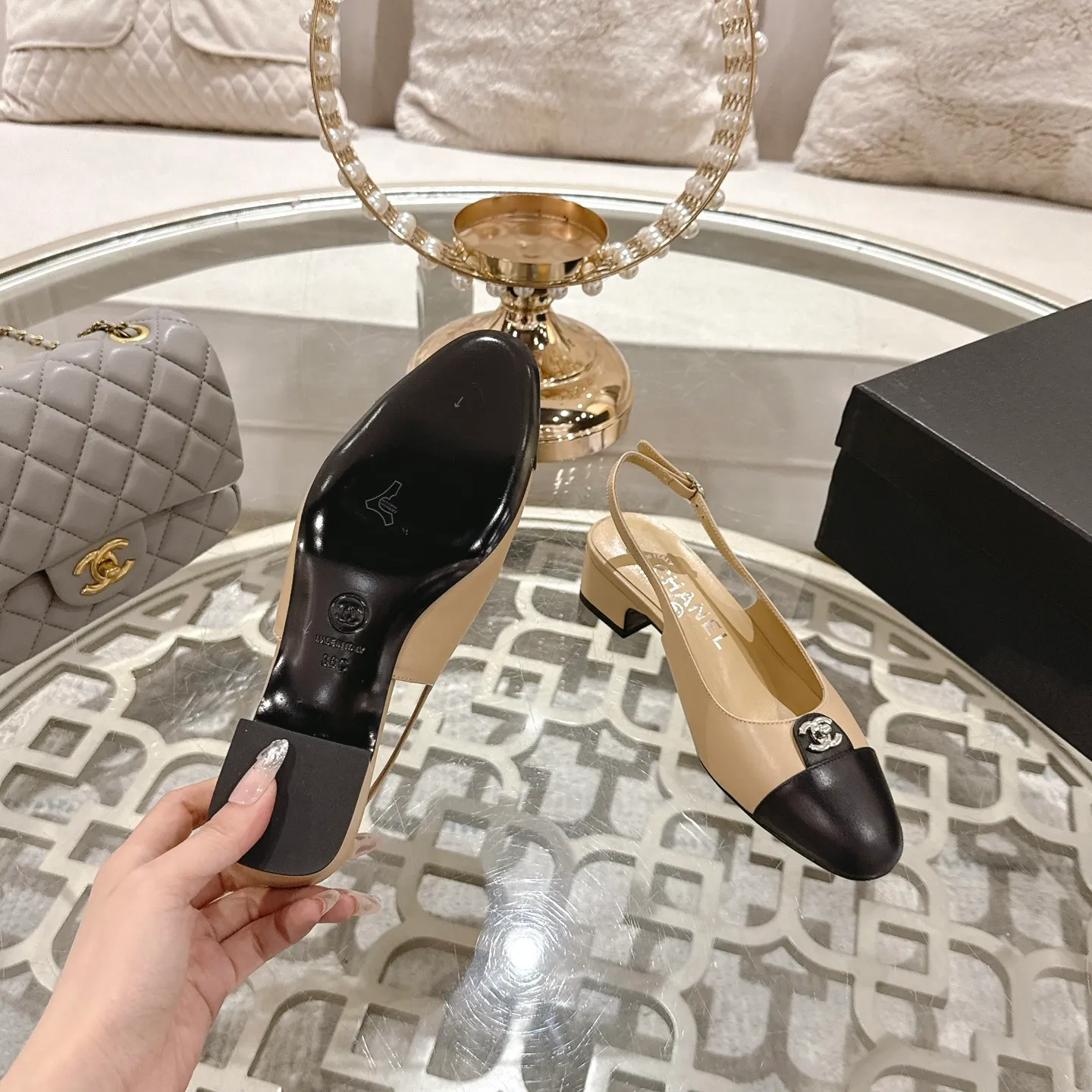 💕💕Factory direct selling price p540💕💕Chanel 2025SS spring and summer new double C button Mary Jane🆕Xiao Xiang𝐂Jia's beautiful Mary Jane sandals are so sweet that they are so beautiful that they have a round square toe design. Cute and cute ~ metal/button logo. The appearance is super online. When worn, it looks like a wealthy daughter. I thought it was good-looking. Only when you put it on your feet will you know how easy it is to wear~ Upper: Customized lambskin Lining: Sheepskin Outsole: Genuine leather outsole imported from Italy Size number: 35-42 (40.41.42 customization is non-refundable) Packaging: The latest gift box packaging at the counter